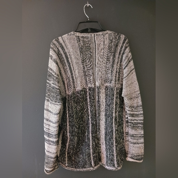 OLD NAVY WOMEN'S MEDIUM BLACK AND GRAY LONG SLEEVE TOP - Picture 2 of 3